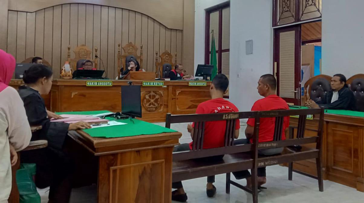 Terdakwa Zaka Nur Alamsyah Ritonga (kiri) dan terdakwa Hartono saat menjalani sidang pembacaan tuntutan di PN Medan, Rabu (8/10). (AGUSMAN/SUMUT POS)