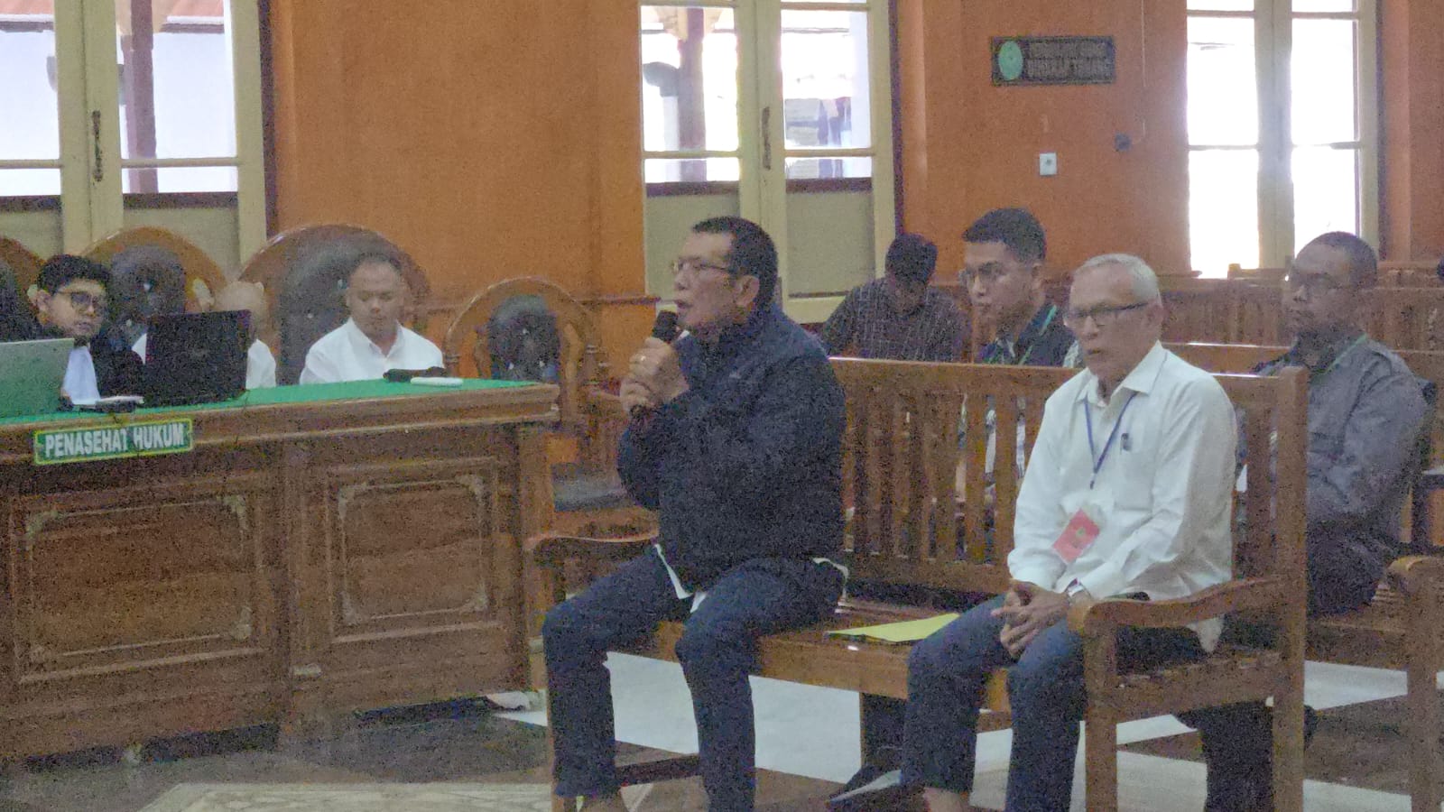 Empat orang saksi dihadirkan memberikan keterangan, dalam sidang dugaan suap proyek jalan provinsi di Pengadilan Tipikor Medan, Kamis (9/10). (AGUSMAN/SUMUT POS)