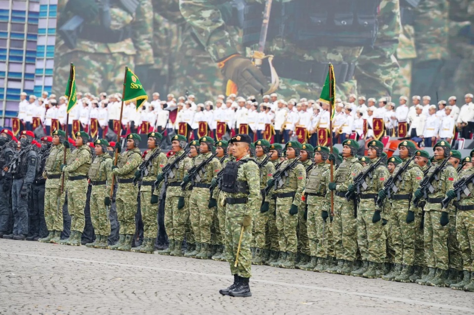 Anggota TNI AD saat menggunakan PDL bercorak baru dengab warna hijau sage saat HUT TNI ke-80. (Dok: Jawa Pos)