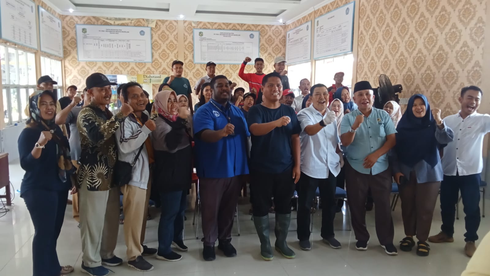 MARELAN: Dr Zulkifli S Pulungan SSTP MAP (5 kanan) bersama narasumber PKM dua dosen UMA di kantor camat Medanmarelan, Kamis (9/10). (DEDDI MULIA PURBA/SUMUT POS)