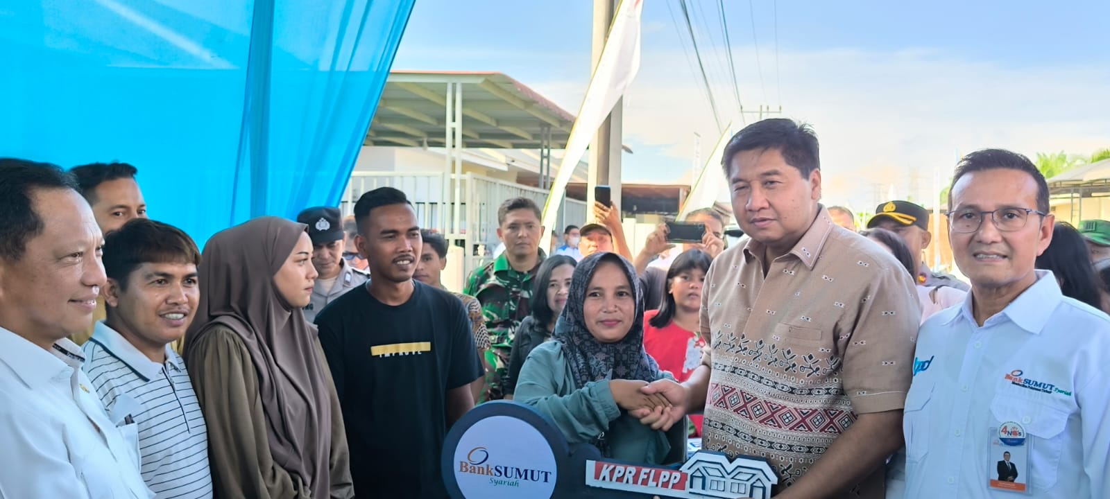 Menteri PKP, Maruarar Sirait saat menyerahkan kunci rumah subsidi secara simbolis kepada masyarakat di Perumahan Syalica Residence 3, Jalan MT Haryono, Binjai Utara. (Teddy Akbari/Sumut Pos)