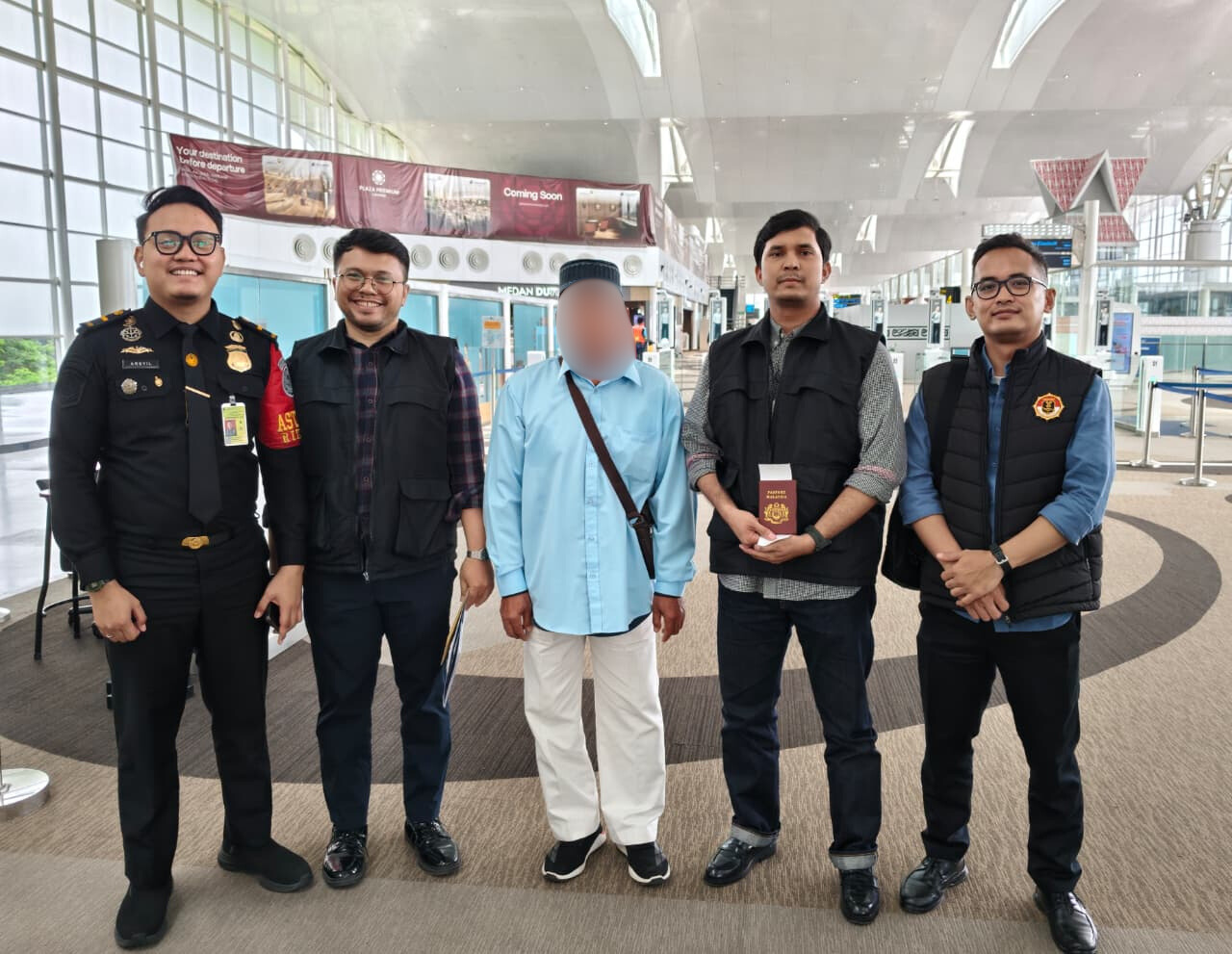 DEPORTASI: Petugas Imigrasi Medan saat mendapingi warga negara Malaysia yang dideportasi melalui bandara Kualanamu. (Dok: Imigrasi Medan)