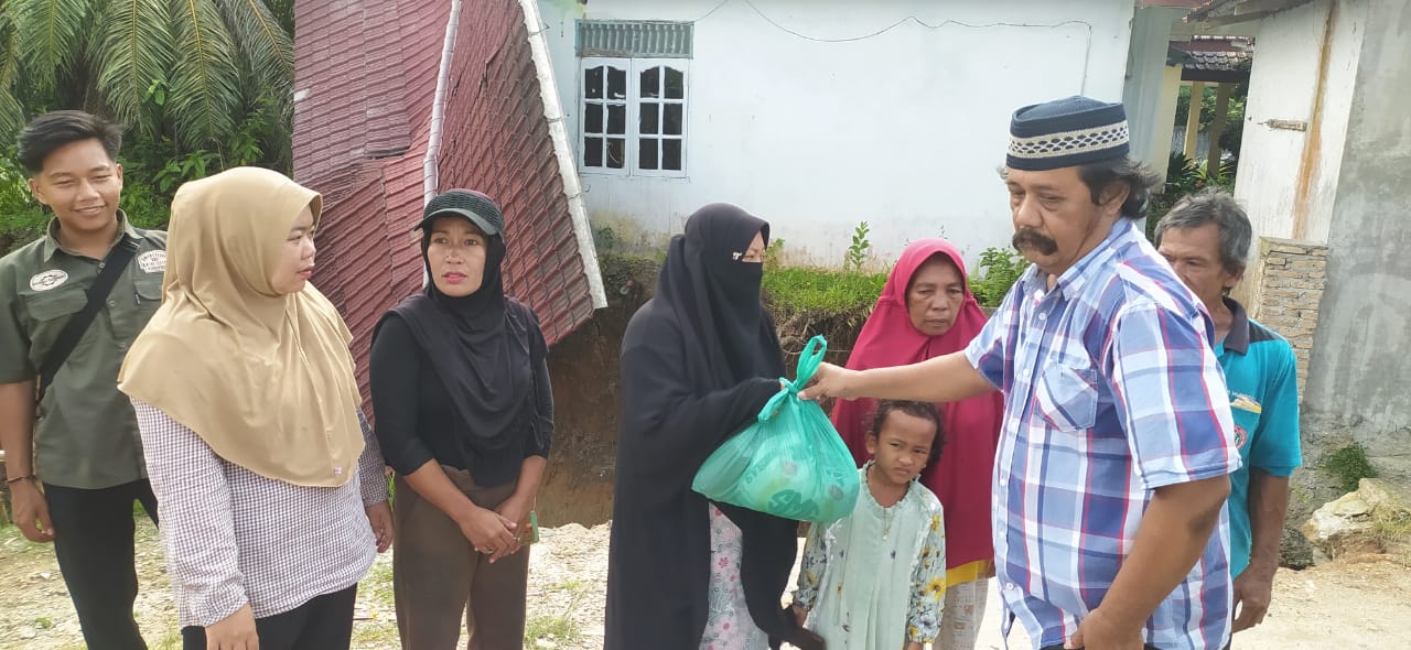 Ketua IWO Batubara Darmansyah dan Ketua Wappress, Zainuddin saat Bakti Sosial bagi sembako pada 91 Warga kurang mampu dan warg terdampak longsor di Gg Nirmala,  Limapuluh. (Liberti H Haloho/Sumut Pos)