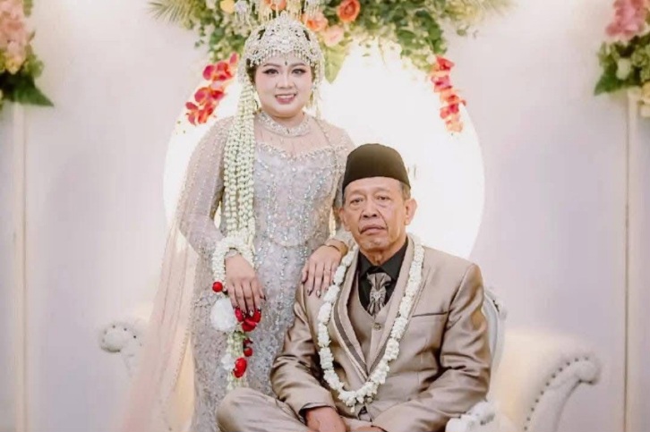 MAHAR: Tarman yang berusia 74 tahun menikah dengan Shela yang berusia 24 tahun dengan mahar Rp3 miliar. (Dok: istimewa)