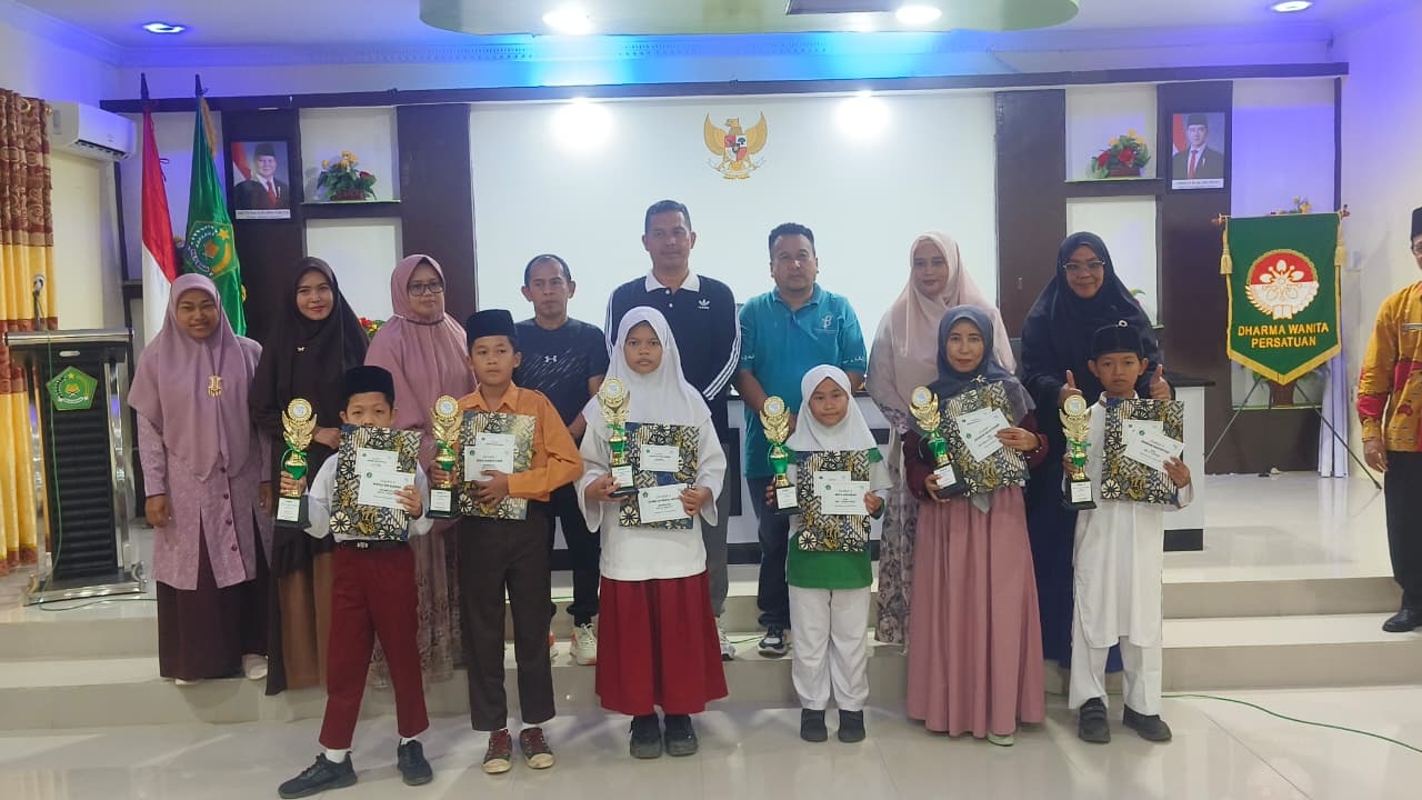 Para siswa peraih penghargaan Olimpiade Madrasah Indonesia (OMI) tingkat Kota Tebing Tinggi berfoto bersama jajaran Kementerian Agama Kota Tebing Tinggi usai menerima penghargaan. (AZAN PURBA/SUMUT PO