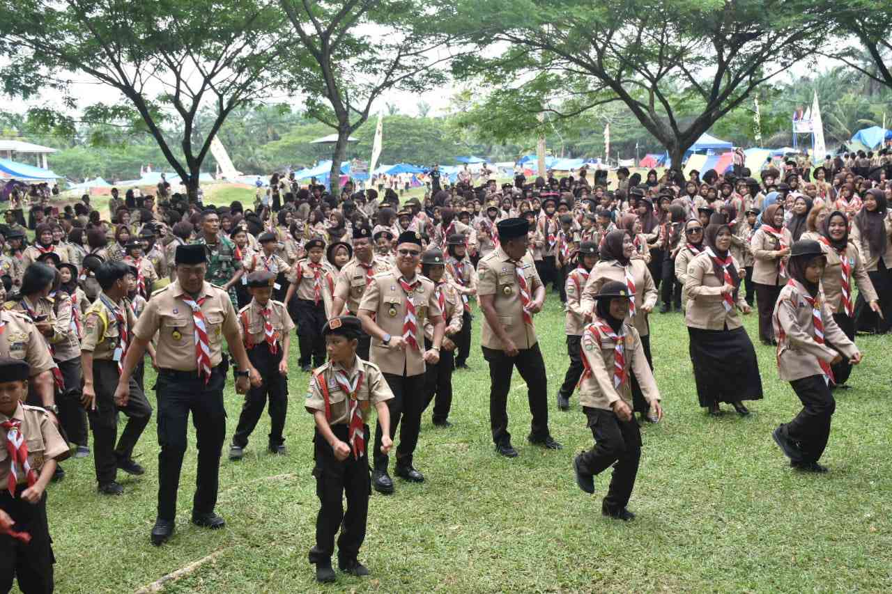 SEMANGAT: Para peserta Gebyar Pramuka di Labuhanbatu Utara tampak bersemangat saat acara pembukaan. (Dok: istimewa)
