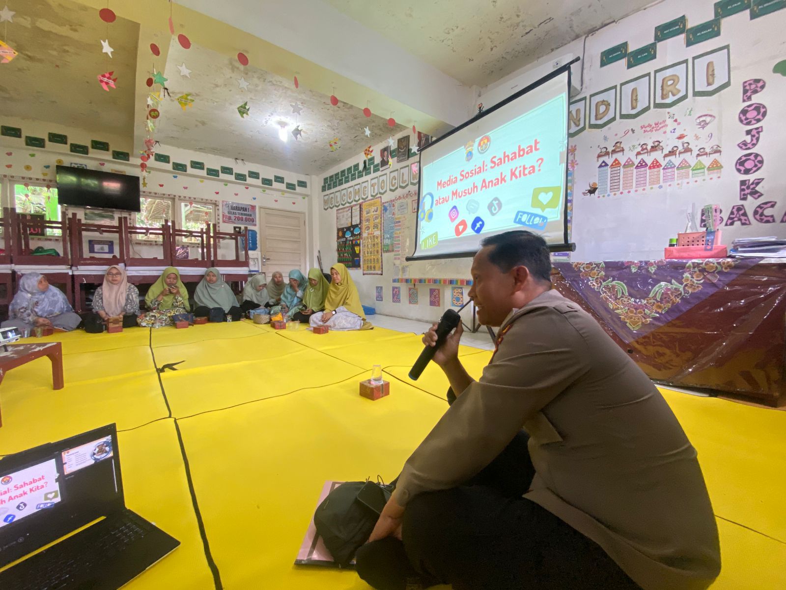 MEDIA SOSIAL: Polres Labuhanbatu adakan POMG tentang dampak positif dan negatif penggunaan media sosial bagi anak-anak. (Dok: Fajar/Sumut Pos)