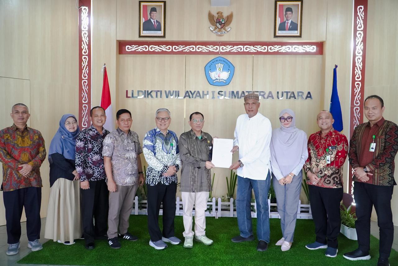 IZIN: Prof Saiful Anwar Matondang MA PhD (5 kanan) menyerahkan SK izin program studi S3 Hukum kepada H Kondar Siregar MA PhD di kantor LLDikti Wilayah I. (Dok: Istimewa/Sumut Pos)