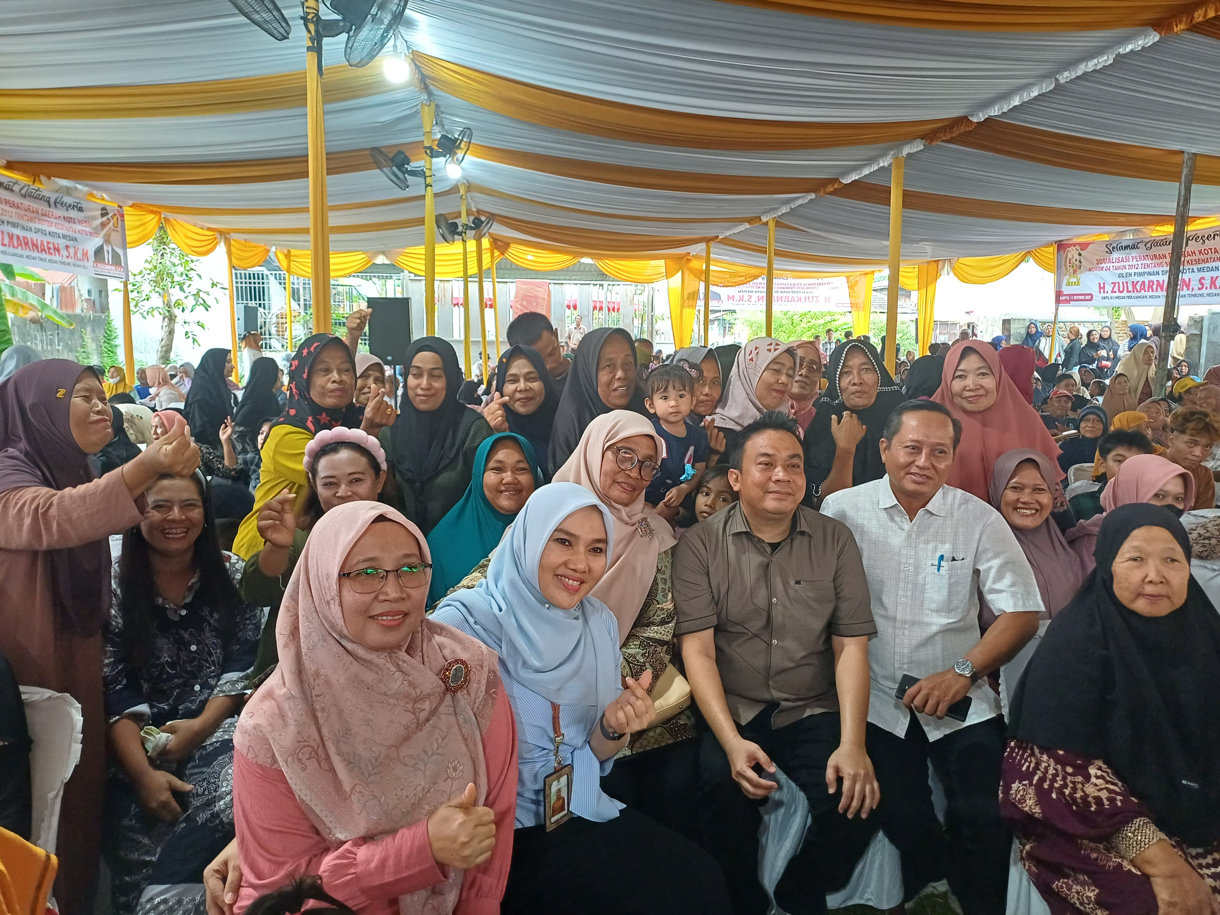 SOSPER: Wakil Ketua DPRD Kota Medan, H. Zulkarnaen S.K.M menggelar Sosialisasi Perda Kota Medan No.4 Tahun 2012 di Jalan Aluminium Raya Gg Banten, Sabtu (11/10/2025). (Dok: Markus Pasaribu/Sumut Pos)