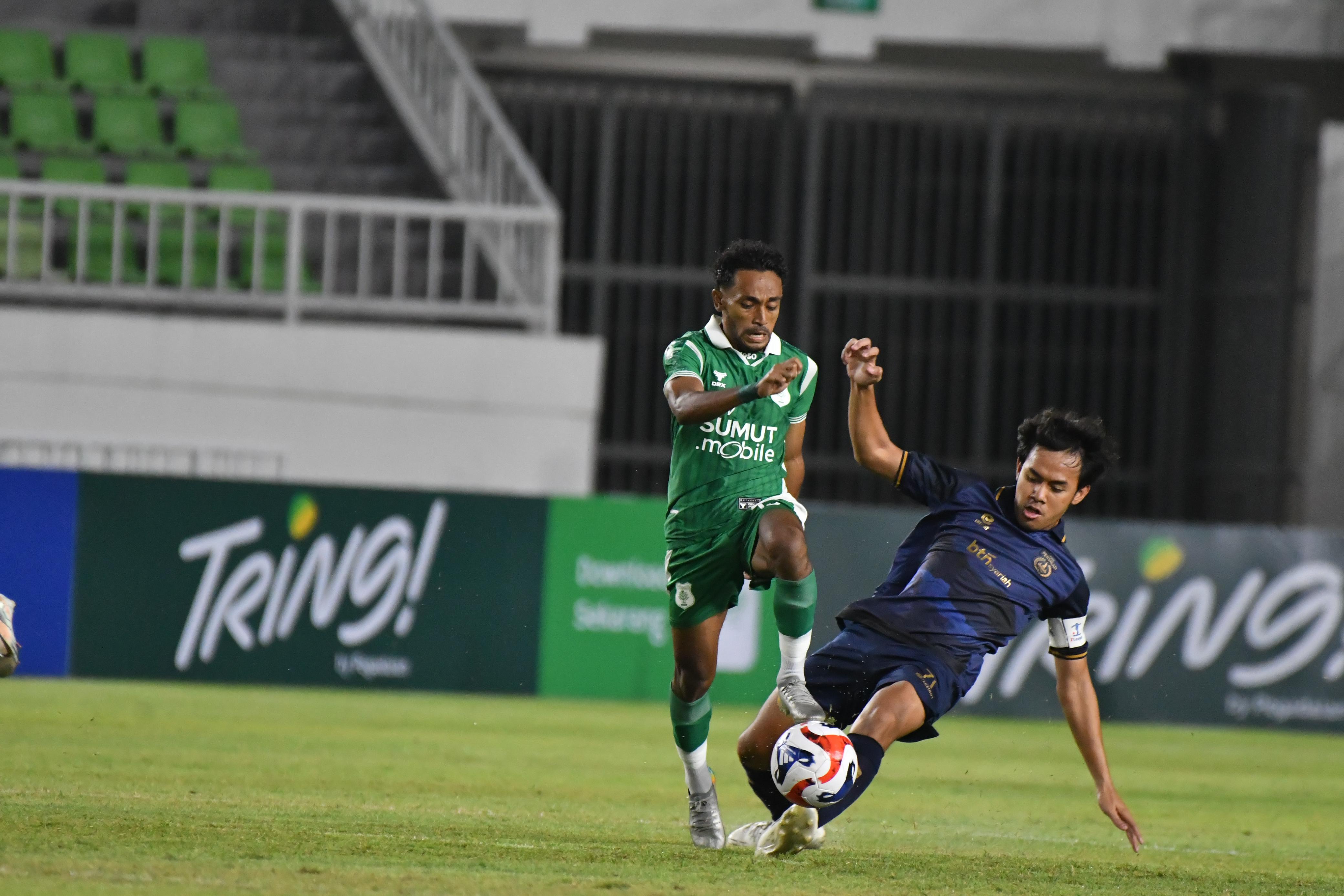 Penyerang sayap PSMS Ari Maring berusaha melewati hadangan pemain Persikad Depok pada pertandingan di Stadion Utama Sumatera Utara, Sabtu (11/10/2025). (Dok PSMS)
