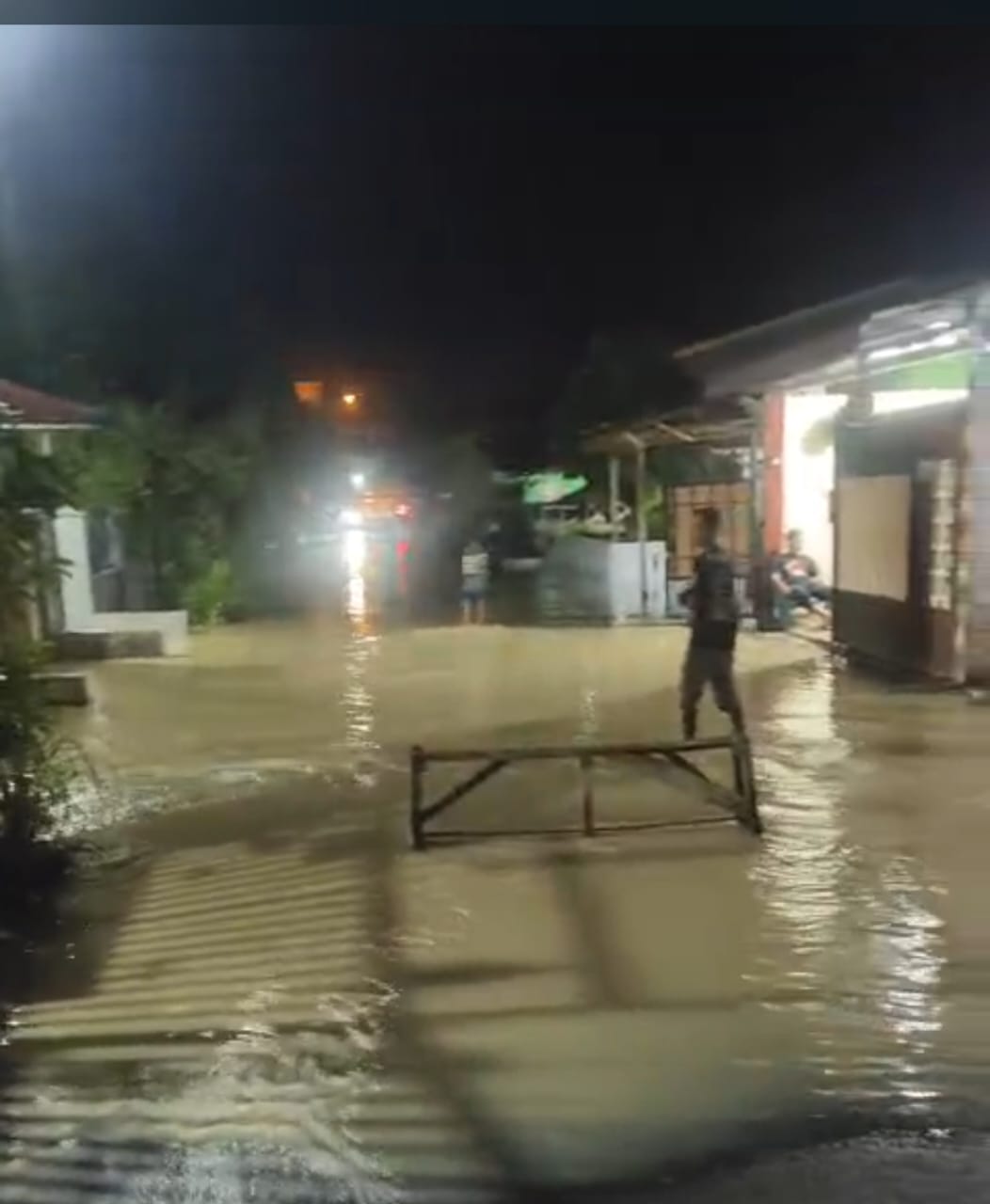 BANJIR: Hujan deras mengakibatkan Sungai Bahilang Tebingtinggi meluap hingga merendam pemukiman warga. (Ajan Purba/Sumut Pos)