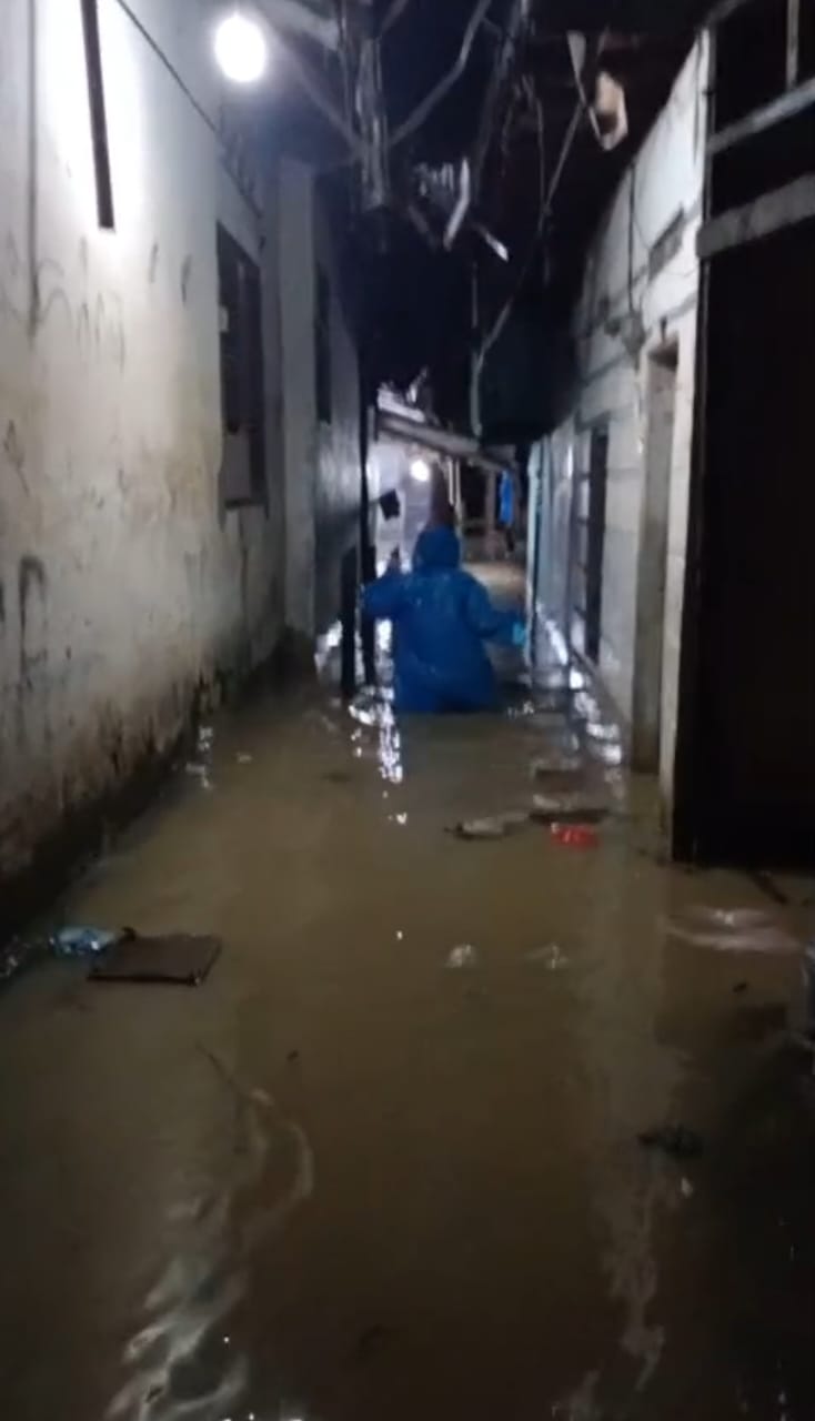 TERENDAM BANJIR: Hujan deras yang mengguyur di Kota Medan,  pemukiman warga di Kelurahan Sukaraja, Medan Maimun, terendam banjir. (ISTIMEWA/SUMUT POS)