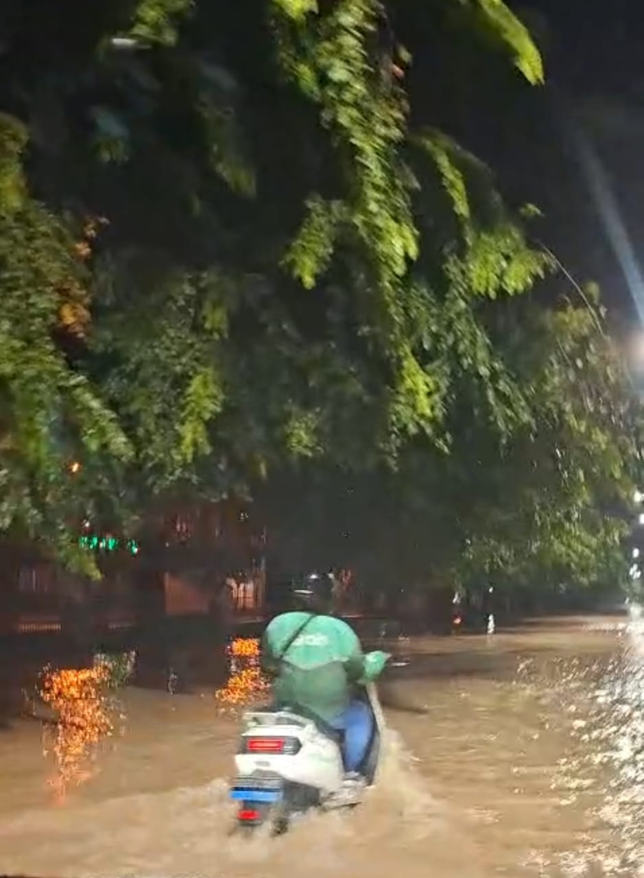Hujan deras yang mengguyur Kota Medan, membuat Jalan dr Mansyur depan USU terendam banjir, Minggu (12/10) dinihari. (ARIEL/SUMUT POS)