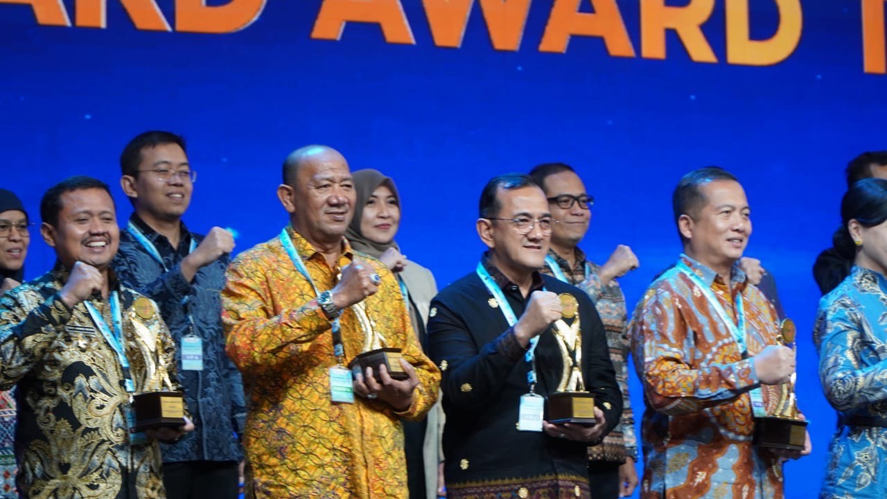 Bupati Langkat, Syah Afandin saat menerima penghargaan TPAKD Awards 2025.(Diskominfo Langkat/Sumut Pos )