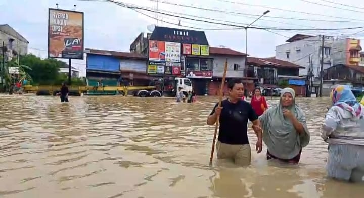 Hujan deras yang mengguyur Kota Medan sejak Sabtu (11/10/2025) malam menyebabkan sejumlah wilayah di Kecamatan Medan Labuhan terendam banjir. (IKHSAN/SUMUT POS)