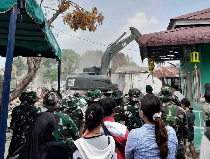 Penggusuran yang diduga dilakukan aparat TNI, terhadap korban terdampak kebakaran di Jalan Putri Hijau. (Ist)