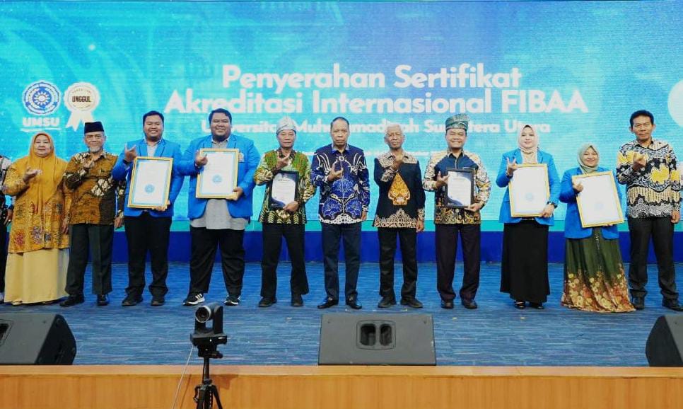 SERTIFIKAT: Prof Dr Agussani MAP (tengah) menyerahkan sertifikat internasional dari lembaga akreditasi asal Jerman. (Istimewa/Sumut Pos)