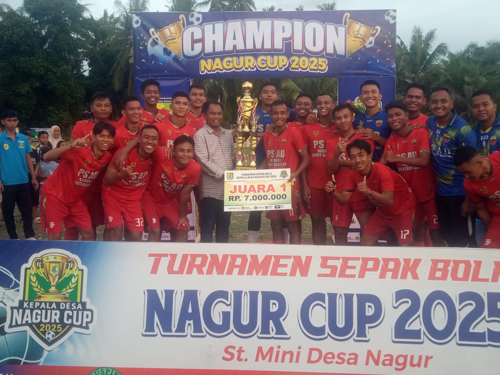 Pemain dan official PSAD  euforia saat  Juara Nagur Cup 2025. (FADLY/SUMUT POS)