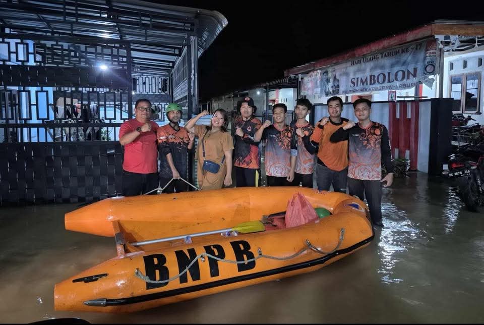 Wakil Ketua DPRD Labura Enduard Silver Sitorus (Paling kiri) bersama warga dan Petugas BPBD Labura di perumahan Flamboyan Aek Kanopan Labura,Senin (13/25). (ASRI TARIGAN/SUMUT POS)