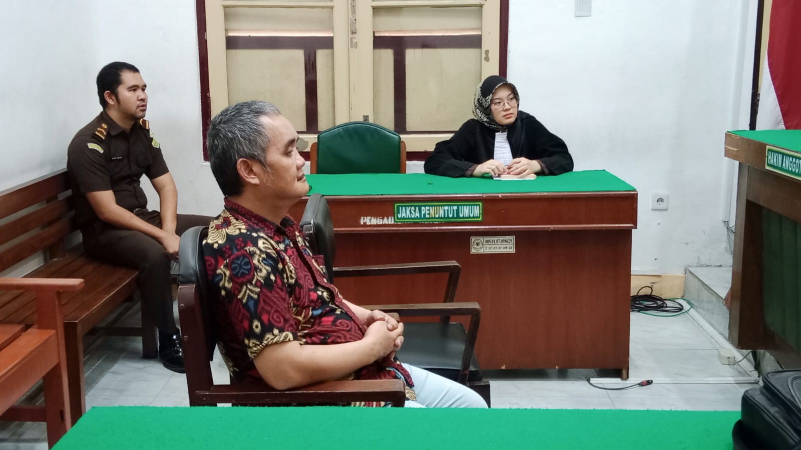 Mantan Bendahara Pengeluaran PUPR Nisel, Bazisokhi Buulolo terdakwa kasus korupsi, menjalani sidang putusan di Pengadilan Tipikor Medan, Senin (13/10) sore. (AGUSMAN/SUMUT POS)