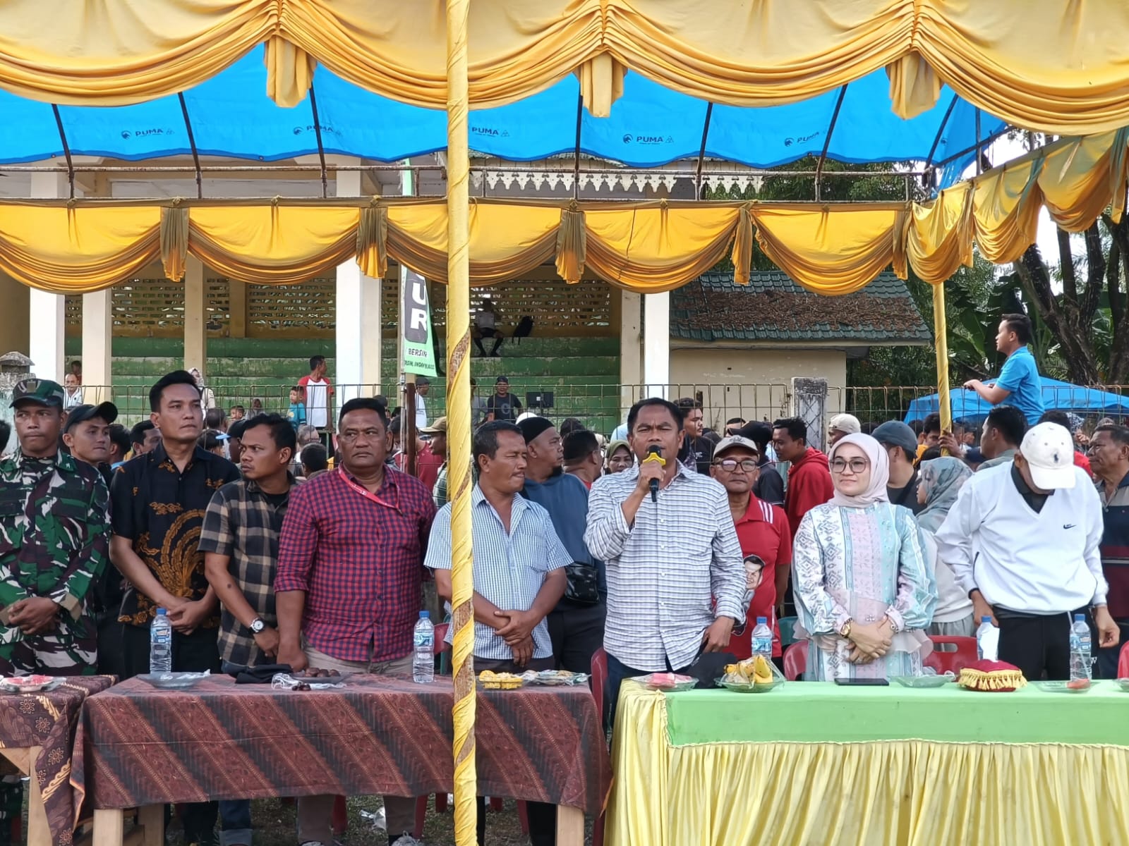 Bupati Serdang Bedagai Darma Wijaya bersama Forkopimcam dan pemain PSAD usai penutupan Turnamen Sepak Bola Nagur Cup 2025 . (ISTIMEWA/SUMUT POS)