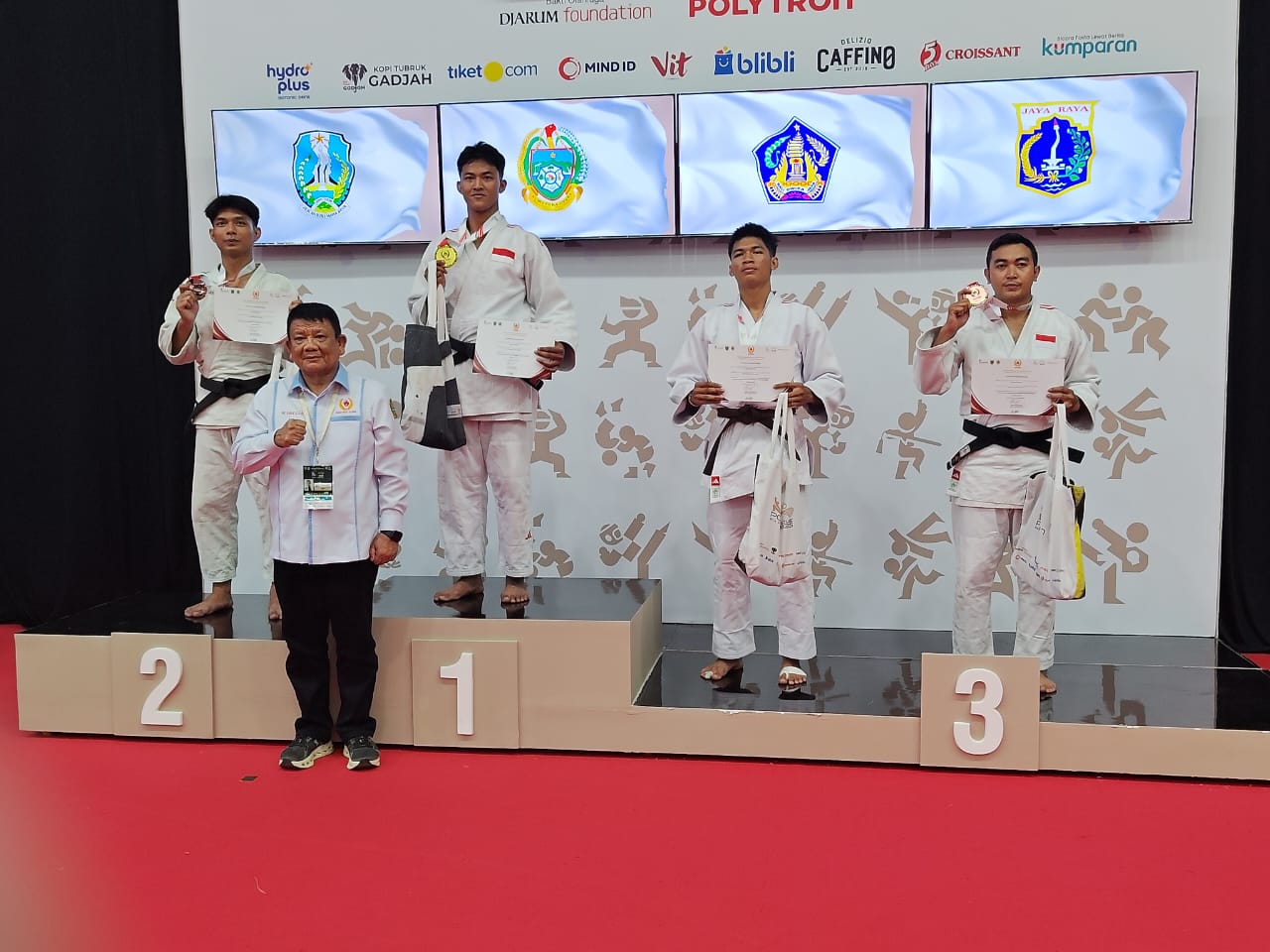 Ketua Umum KONI Sumut Hatunggal Siregar bersama peraih medali cabang judo PON Bela Diri 2025. (Dok KONI Sumut)