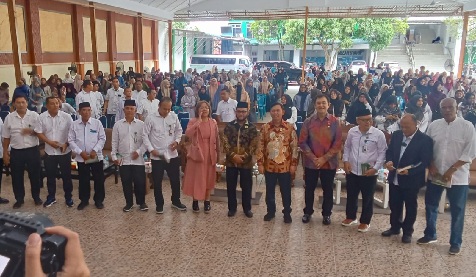 DPD RI: Sultan Baktiar Najamudin SSos MSi (5 kanan) bersama Tun DR H Rahmat Shah, anggota DPD RI dan sivitas akademika UMN Al-Washliyah. (DEDDI MULIA PURBA/SUMUT POS)