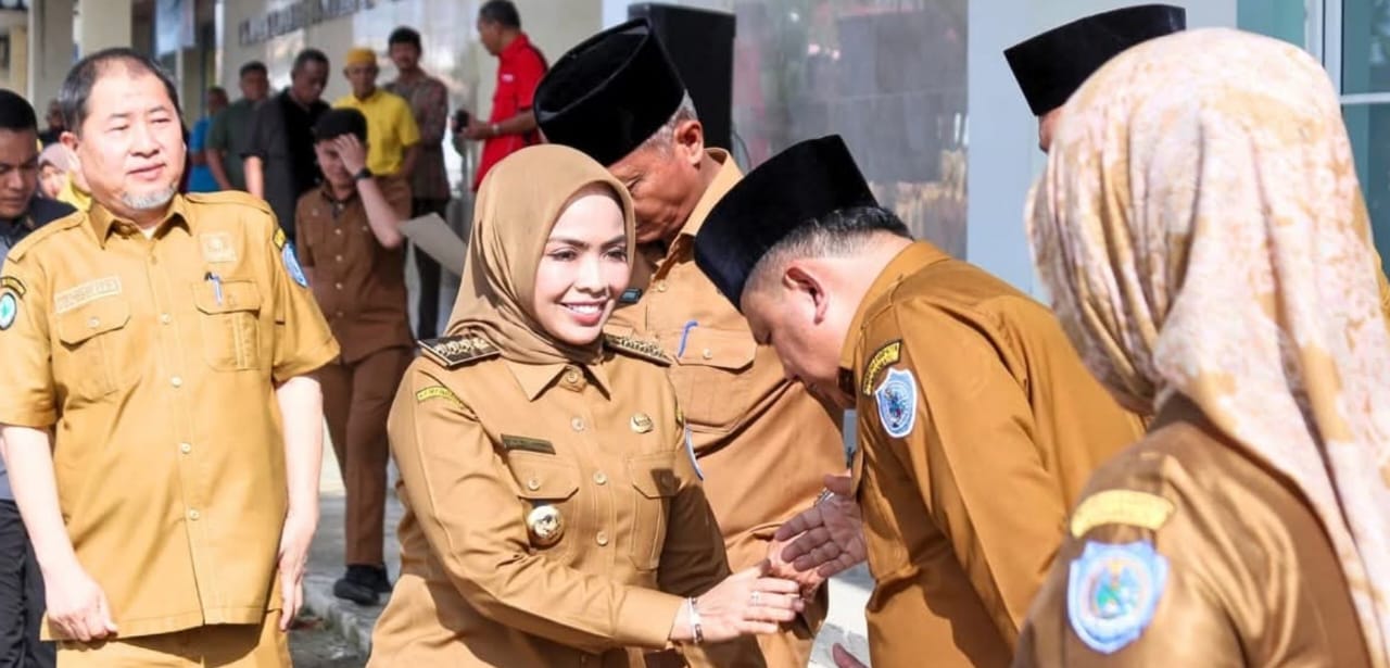 Bupati Labuhanbatu saat secara resmi meluncurkan program UHC di halaman RSUD Rantauprapat jalan KH Dewantara. (fajar/Sumut Pos)