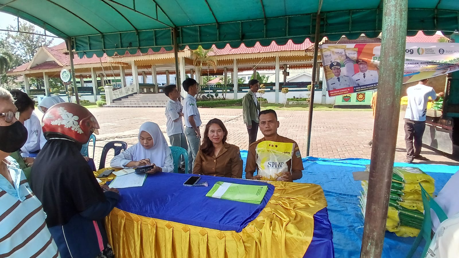 Pemko Tebingtinggi gelar pasar pengendalian pangan di tanah Lapang Merdeka. (Ajan Purba/Sumut Pos)