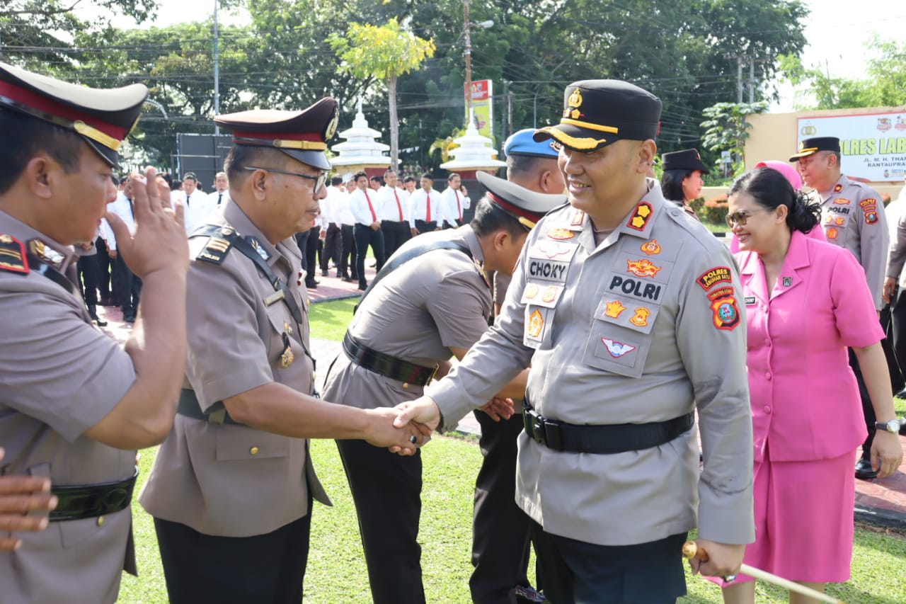 Kapolres Labuhanbatu AKBP Choky Sentosa Meliala memberikan ucapan selamat kepada para PJU usai  serah terima jabatan. (FAJAR/SUMUT POS)