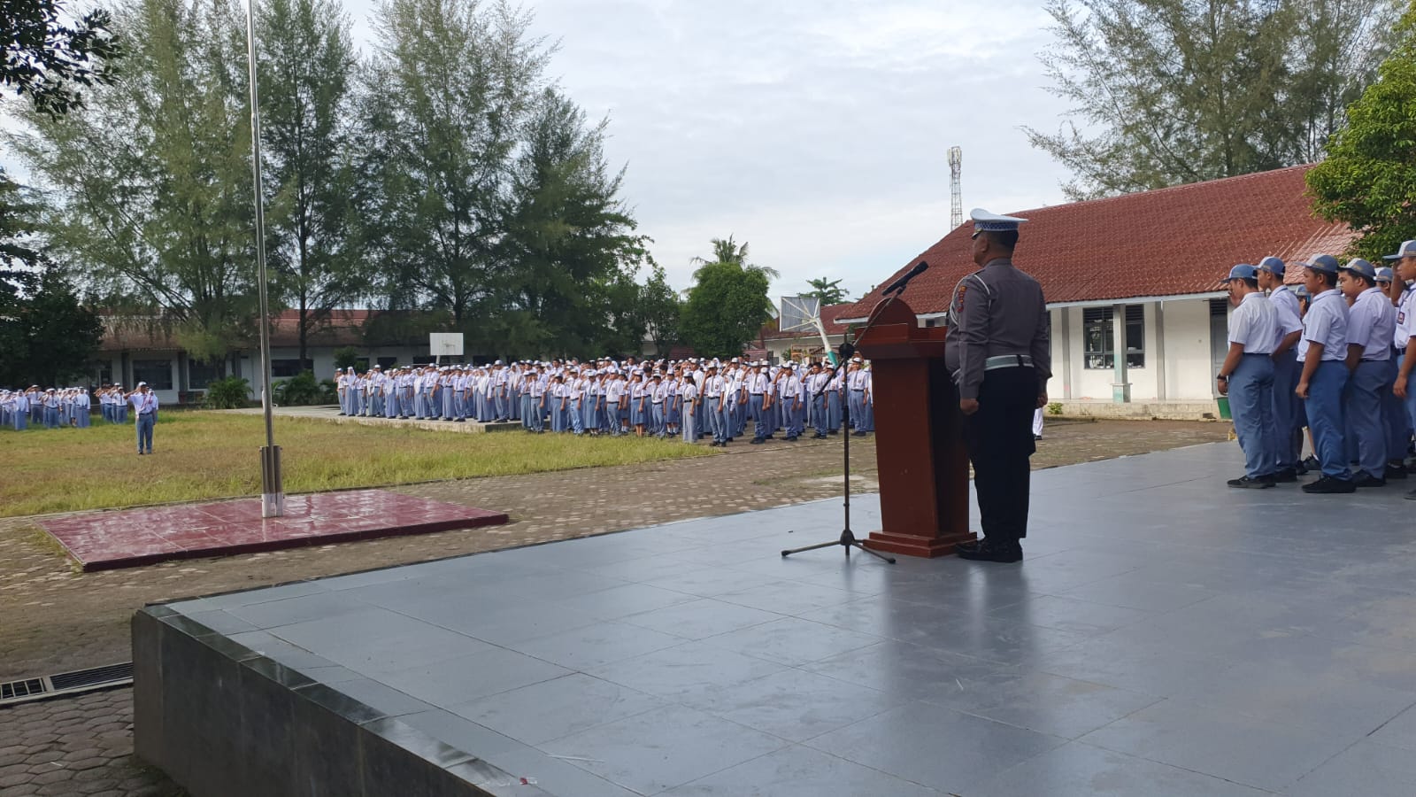 Kasat Lantas Polres Tebing Tinggi, AKP Nanang Kusumo, bertindak sebagai Inspektur Upacara di SMA Negeri 3 Kota Tebing Tinggi, Senin (13/10/2025). (AJAN PURBA/SUMUT POS)
