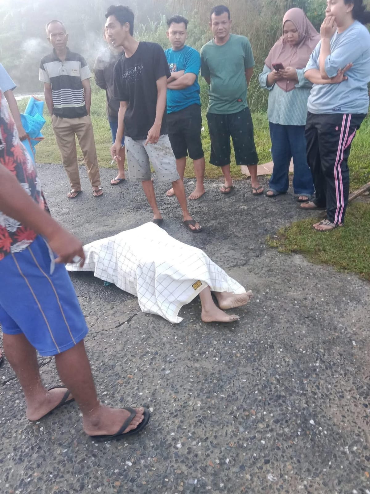 KORBAN BANJIR : Bocah SD yang hanyut di Terowongan Underpass Aek Kanopan akhirnya ditemukan tak bernyawa di Kualuh Hulu, Labura, Senin (13/10). (ASRI TARIGAN/SUMUT POS)