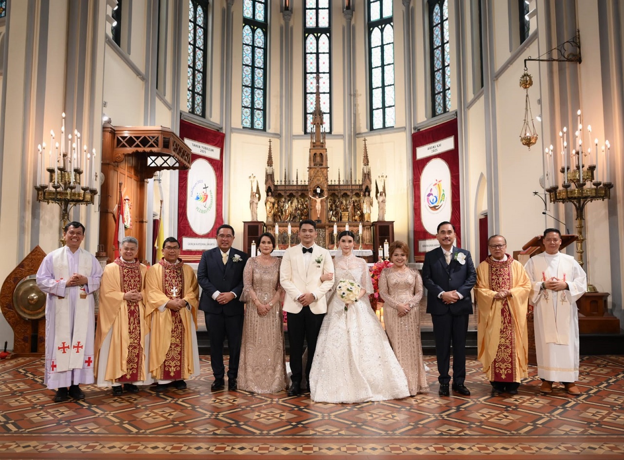 Rodrick Menak Krissantono Sitompul dan Anggita Michaell Tasya Br Sirait didampingi kedua orangtuanya masing-masing saat pemberkatan pernikahan di Gereja Katolik Katedral Jakarta, Jumat&nbsp;(10/10/2025).