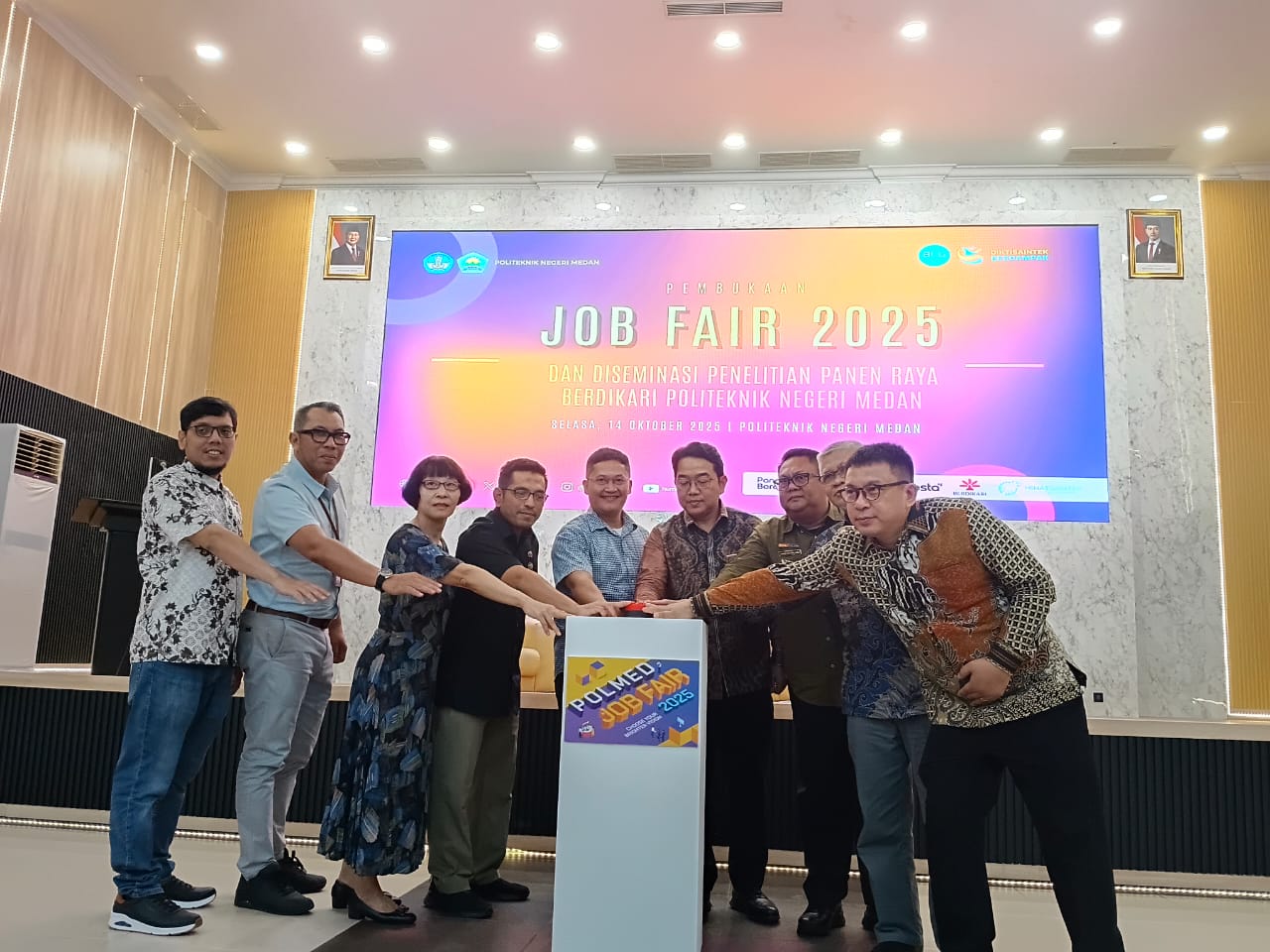 RESMI DIBUKA: Direktur Politeknik Negeri Medan Idham Kamil, saat resmi membuka gelaran Job Fair 2025 dengan tema "Deseminasi Penelitian Panen Raya Berdikari Politeknik Medan", Selasa (14/10).