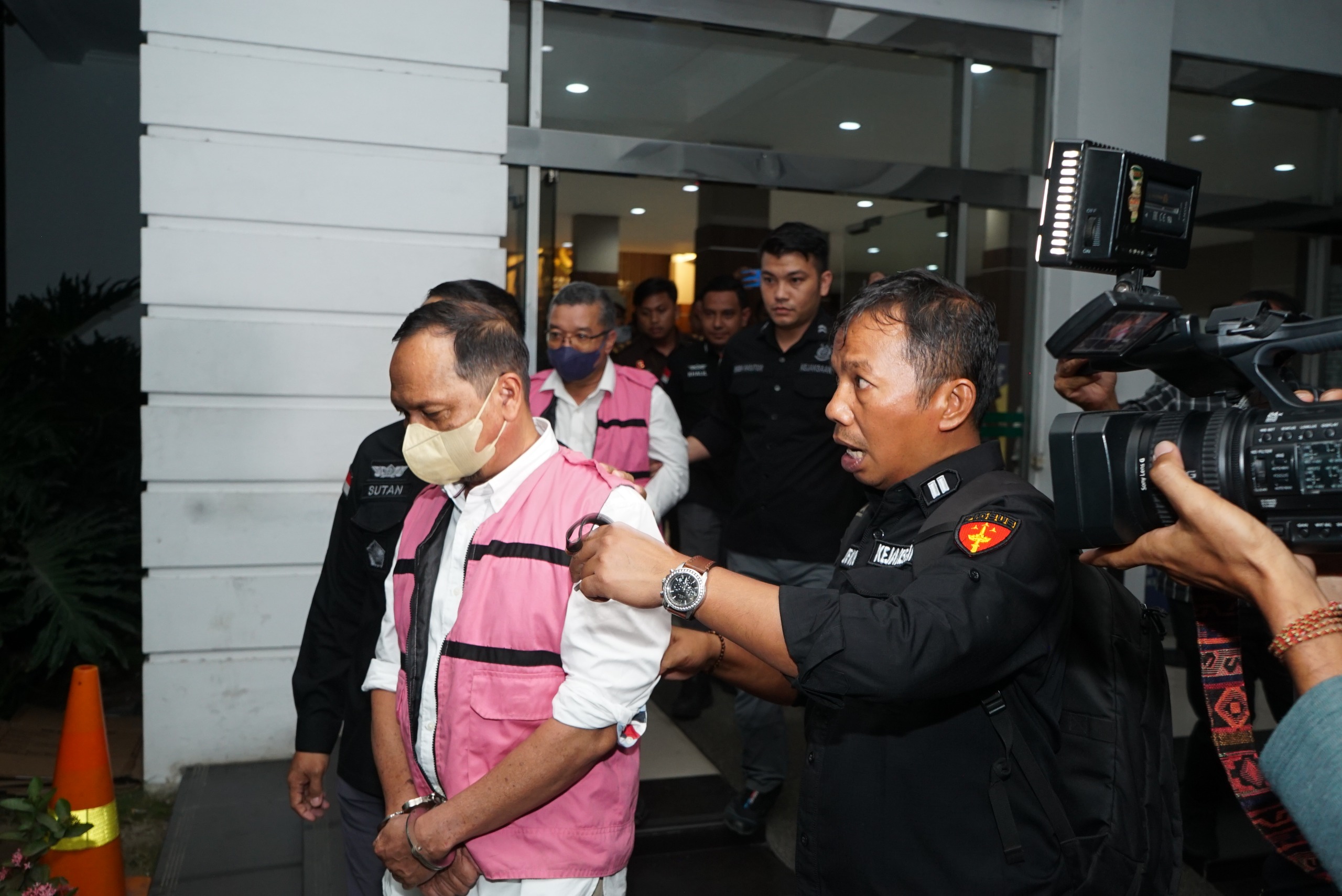 Dua tersangka mantan pejabat BPN di tahan Kejati Sumut, usai ditetapkan tersangka dugaan korupsi penjualan aset PTPN, Selasa (14/10/2025). (AGUSMAN/SUMUT POS)