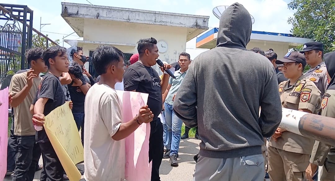 GERUDUK: Puluhan mahasiswa yang mengatasnamakan Gempa menggeruduk Dinas Pendidikan dan Kejari Labusel terkait dugaan korupsi dana desa. (KHAIRUDDIN/SUMUT POS)