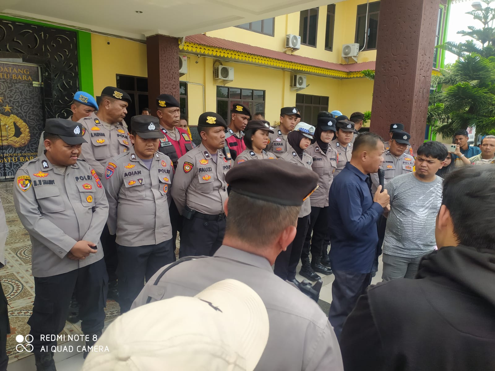 Massa berunjukrasa ke Mapolres Batubara, Selasa(14/10/2025). (Liberti H Haloho/Sumut Pos)