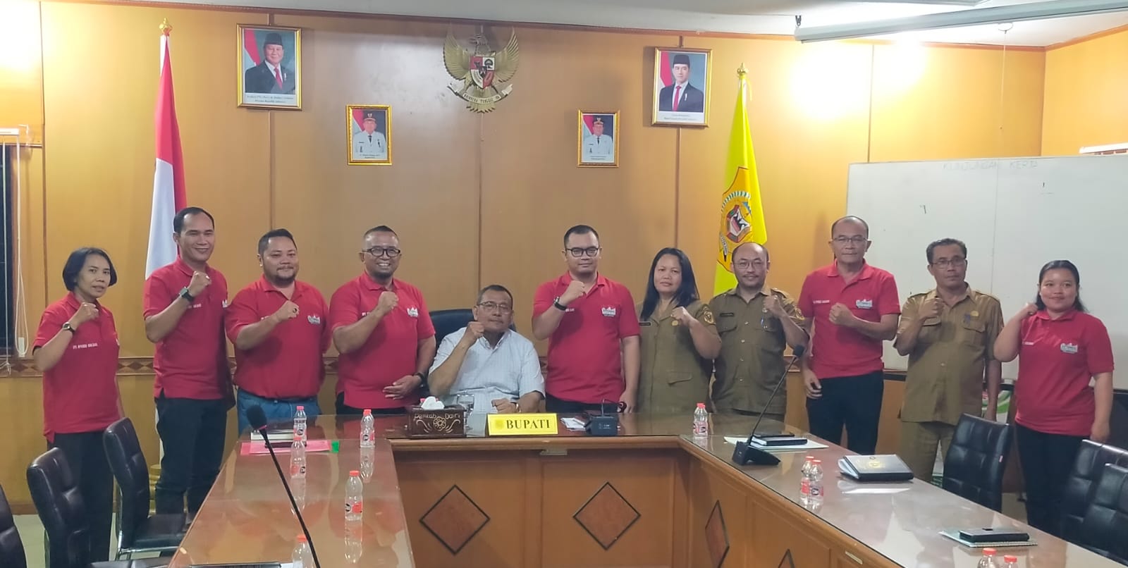 Bupati Dairi, Ir Vickner Sinaga didampingi Staf Ahli Bupati yang juga Plt Asisten 2, Nitawati Sitohang diabadikan bersama Ketua DPC APRINDO Dairi, Richard Lingga dan pengurus lainya, Senin (13/10
