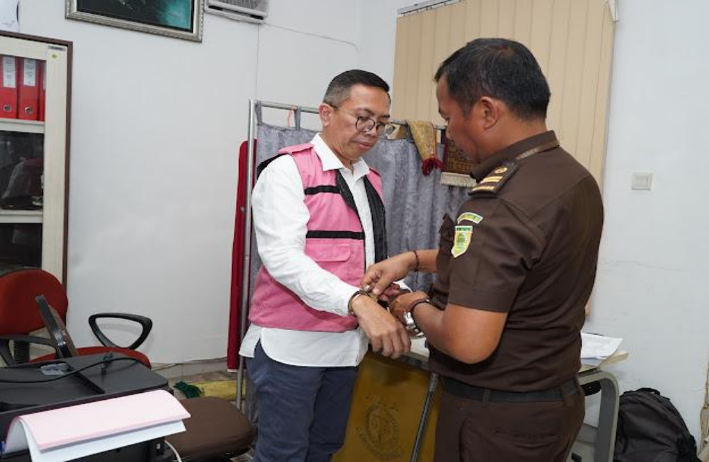 Mantan Kepala Cabang Pratama Komersial Belawan PT Biro Klasifikasi Indonesia, RS ditahan penyidik Kejati Sumut, Senin (13/10/2025) malam. (ISTIMEWA/SUMUT POS)