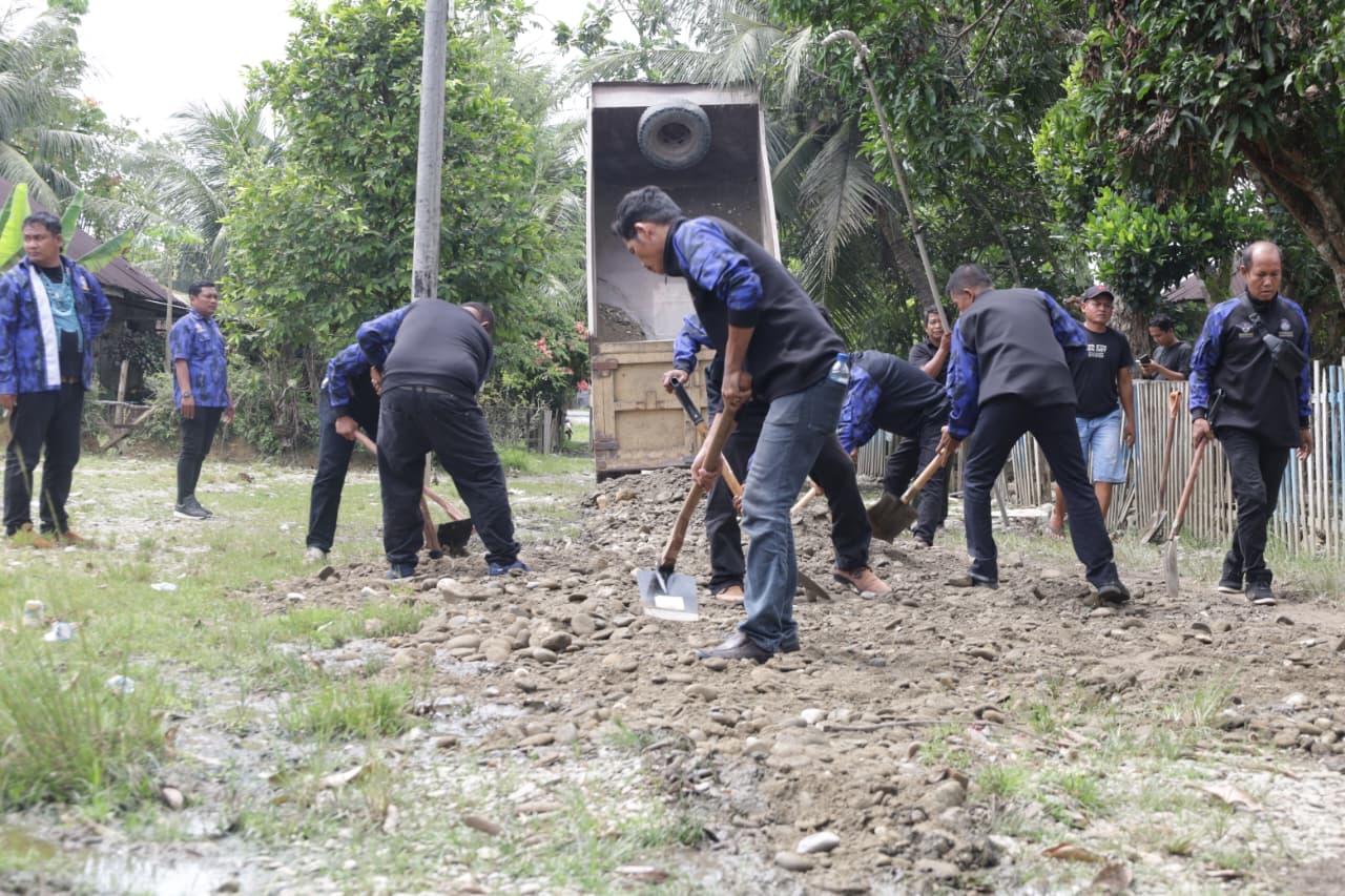 Perbaikan jalan menuju Masjid Ar Ridho yang dilakukan secara pribadi oleh Wakil Ketua DPRD Sumut, Ricky Anthony. (Istimewa/Sumut Pos)