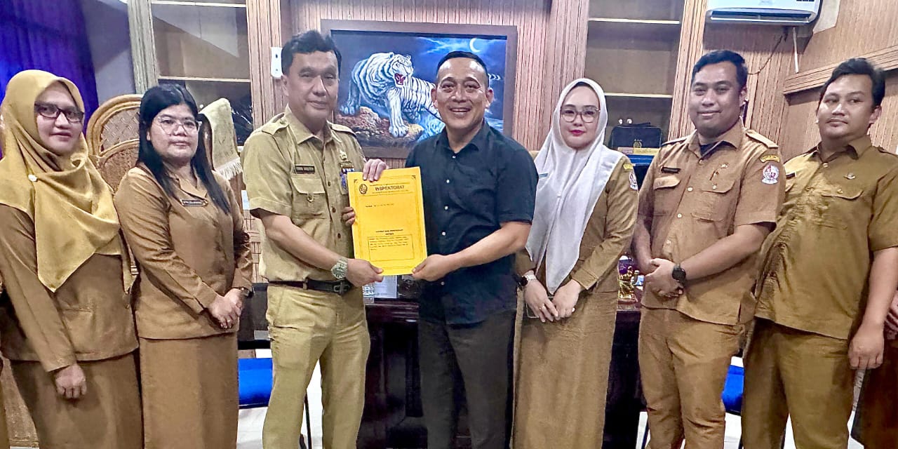 nspektur Pemkab Deli Serdang, Edwin Nasution SH didampingi sejumlah pejabat Inspektorat menyerahkan berkas dugaan penyelewengan pajak dan diterima Kepala Seksi Pidana Khusus (Kasi Pidsus) Kejari DS.