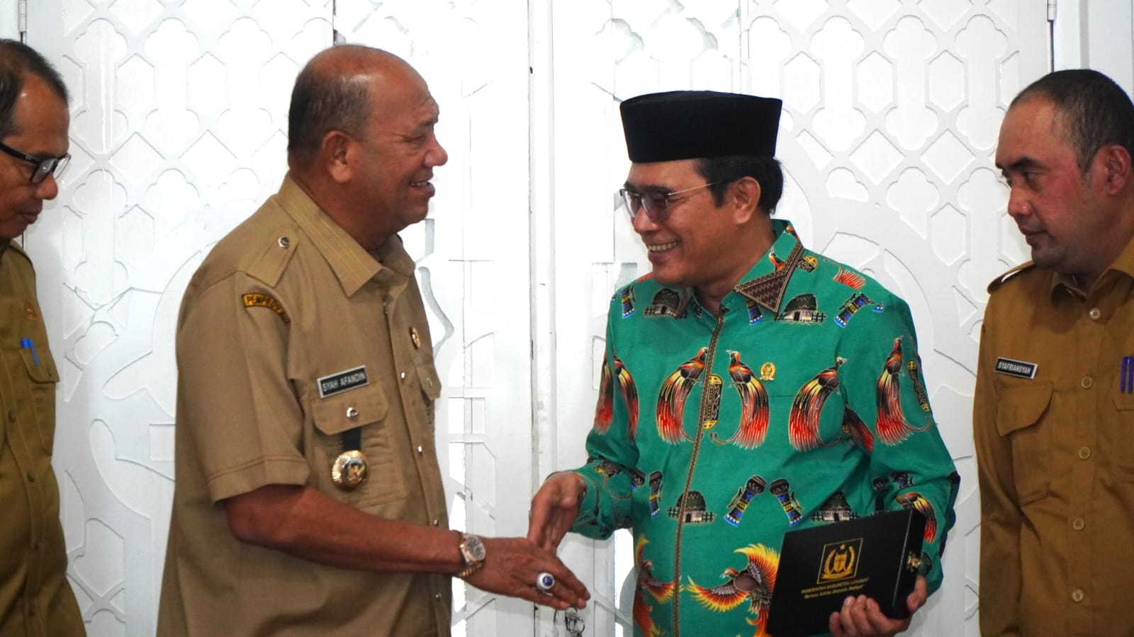 Diskominfo Langkat/Sumut Pos Bupati Langkat, Syah Afandin saat bersalaman dengan Anggota DPD RI