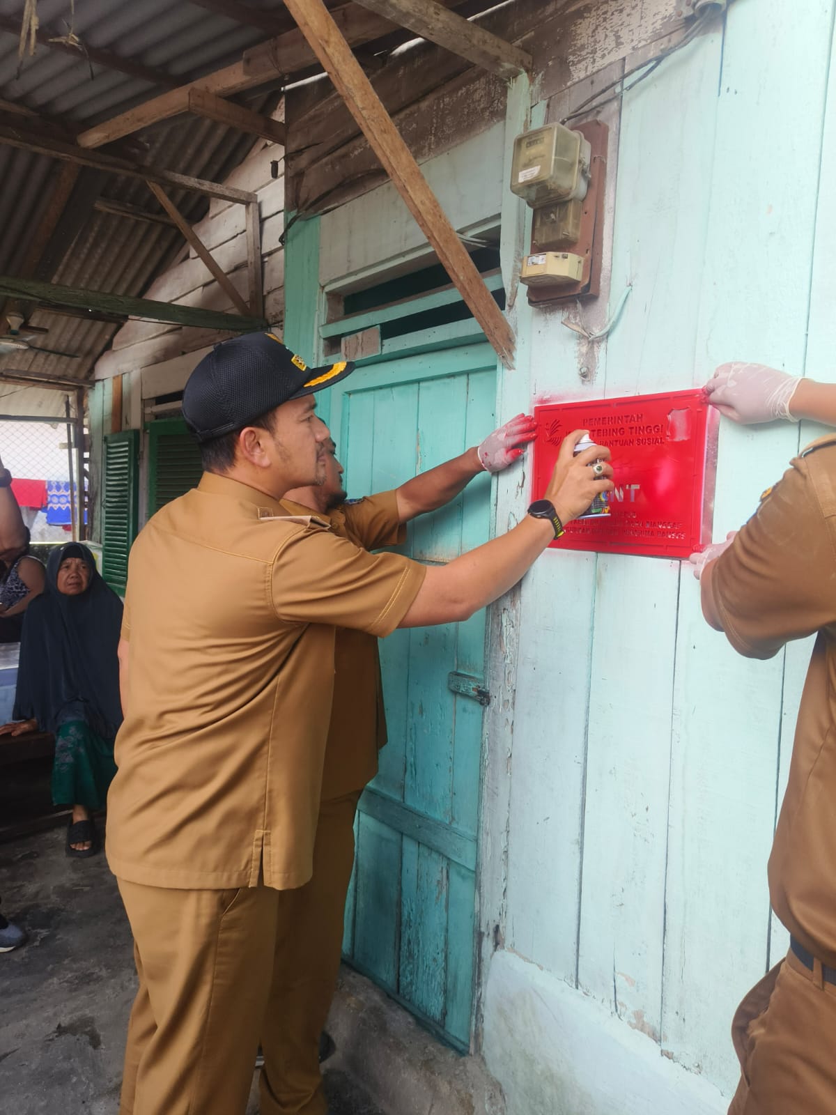 Walikota Iman Irdian Saragih Melebel Rumah Warga  yang menerima Bantuan PKH . (AJAN PURBA/SUMUT POS)
