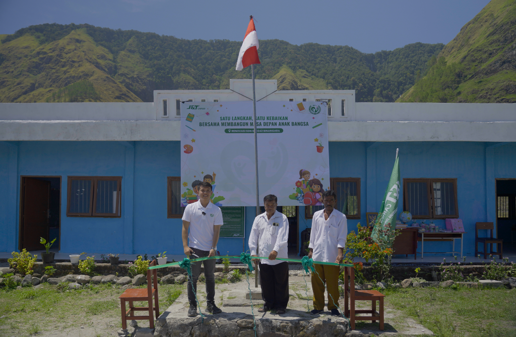 General Manager J&T Cargo Medan, Daniel Wijaya, bersama perwakilan sekolah dan masyarakat menandai peresmian sekolah hasil renovasi melalui program &ldquo;Satu Langkah Satu Kebaikan&rdquo;. (ISTIMEWA/SUMUT POS)