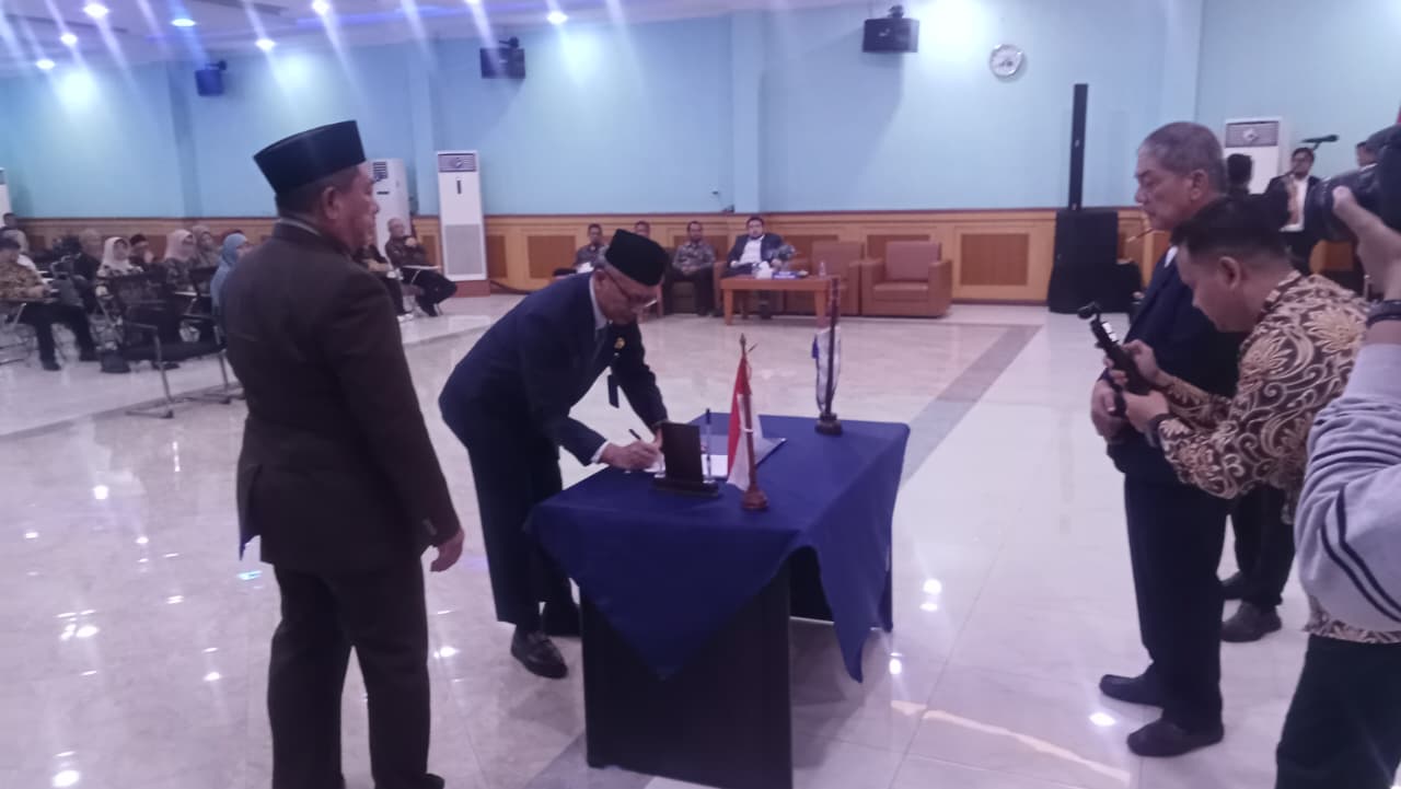 DILANTIK: Prof Dr Dadan Ramdan MEng MSc saat dilantik sebagai rektor UMA, Rabu (15/10). (Deddi Mulia Purba/Sumut Pos)