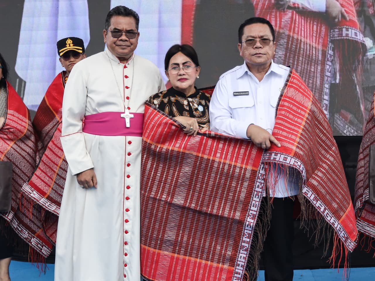 Uskup Agung Medan Mgr Kornelius Sipayung OFM Cap foto bersama dengan Wesly Silalahi didampingi istri. (ISTIMEWA/SUMUT POS)