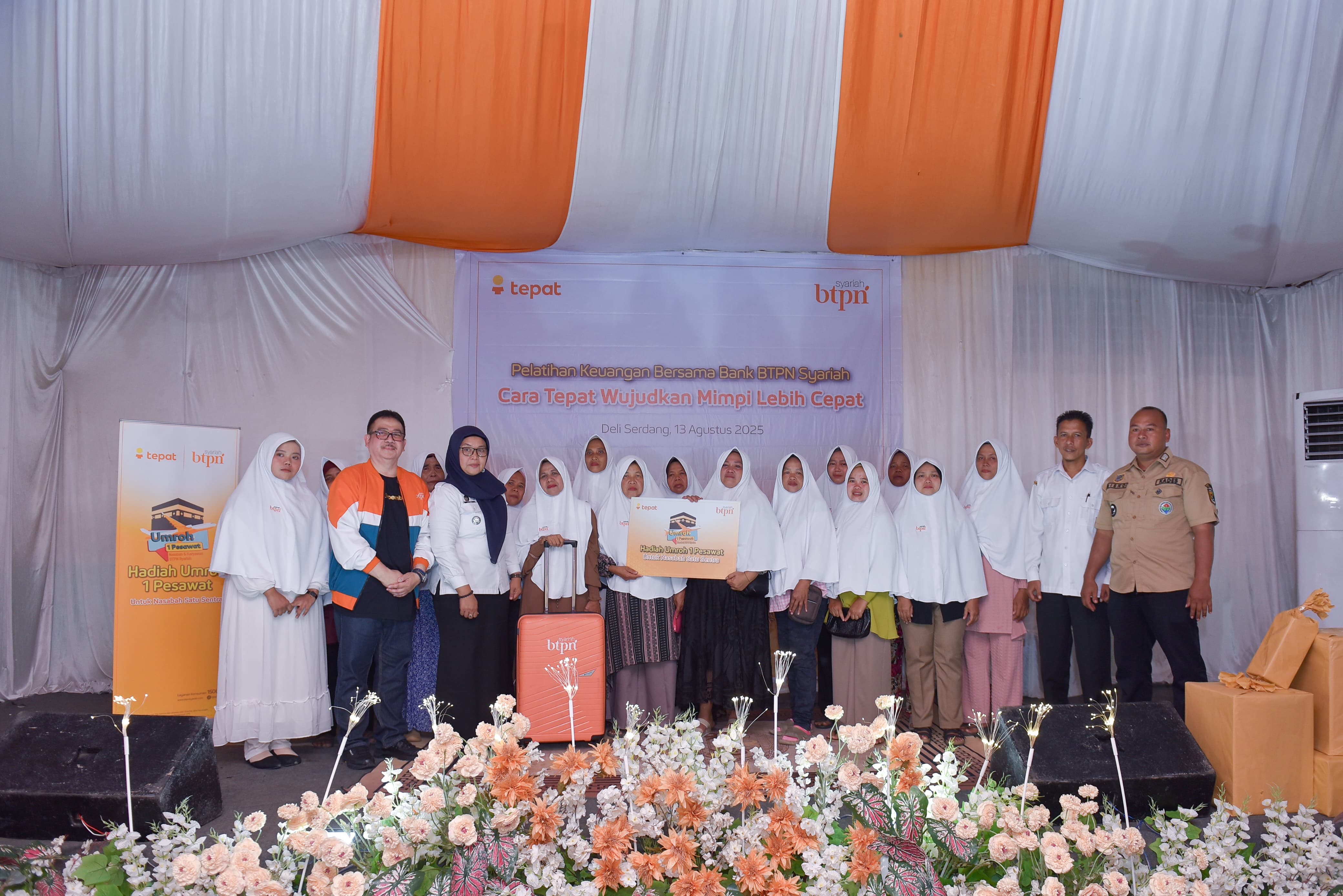 UMRAH: Direktur BTPN Syariah Dwiyono B Winantio bersama anggota Sentra Mawar Hitam saat penyerahan hadiah umrah gratis. (Dok: BTPN Syariah)