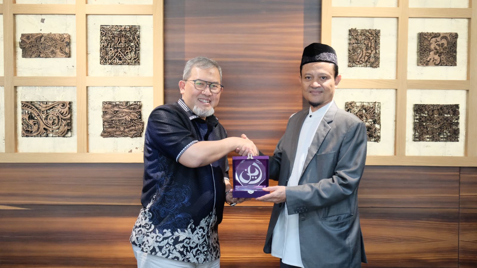 CENDERAMATA: Direktur Utama Bank Muamalat Imam Teguh Saptono (kiri) menyerahkan cendera mata kepada Ketua Umum DPP Hidayatullah Nashirul Haq di Muamalat Tower, belum lama ini. (Dok: Bank Muamalat)