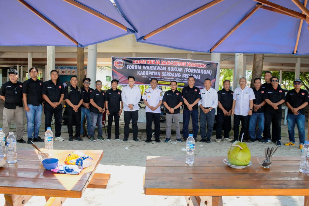 FOTO: Bupati Serdangbedagai H. Darma Wijaya berfoto bersama anggota Forum Wartawan Hukum (Forwakum) Sergai di Pantai Romantis, Kecamatan Perbaungan, Rabu (15/10 ). (Dok: Fadli/Sumut Pos)