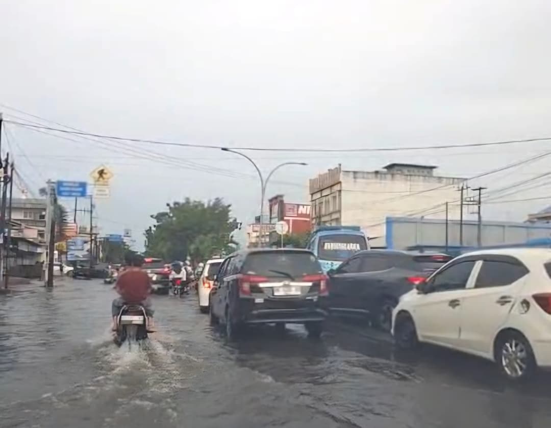 BANJIR: Seruas jalan di Medan tergenang air karena 3 DAS mengalami kenaikan debit air. (Dok: Markus Pasaribu/Sumut Pos)